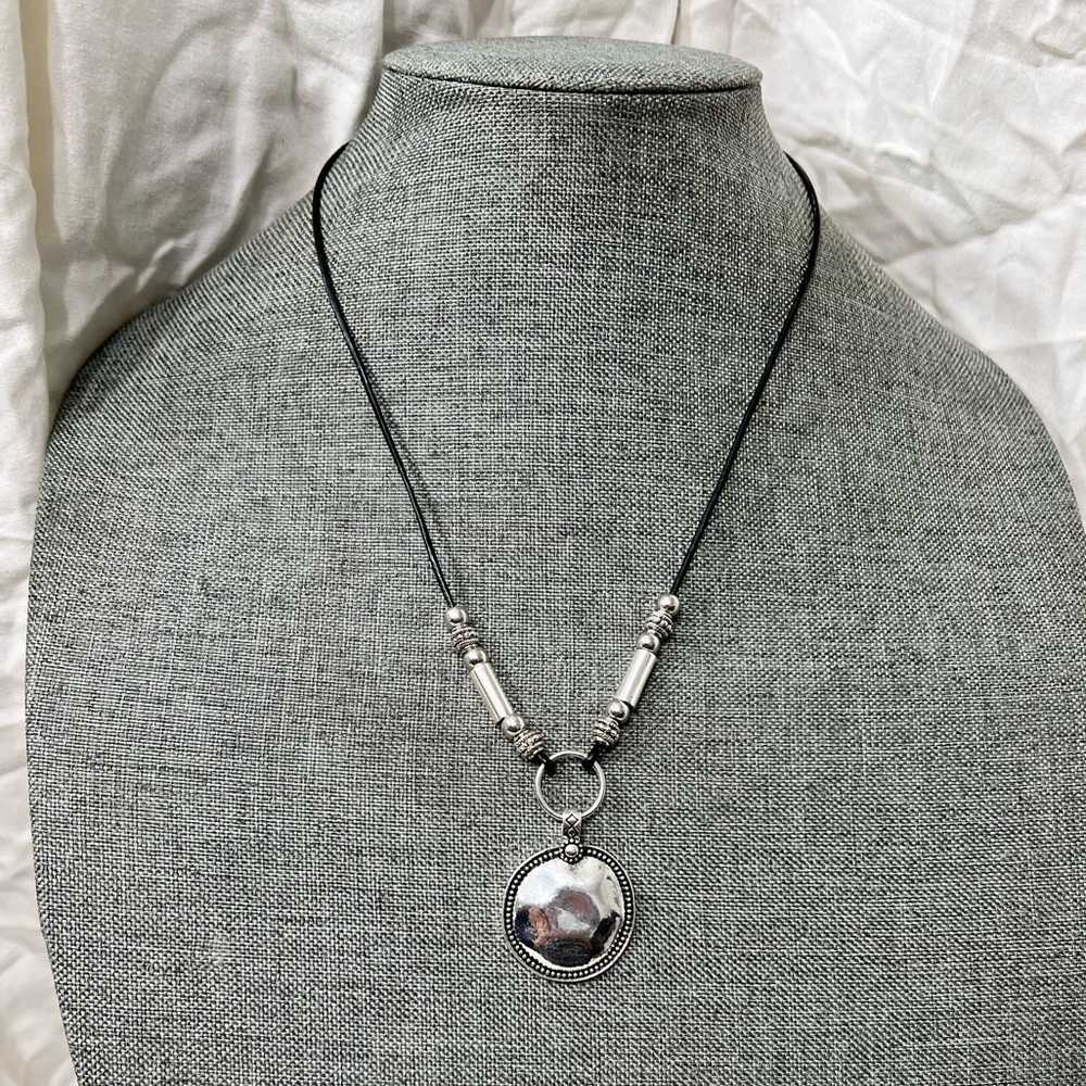Fashion Jewelry BoHo Chic Silver Plated Medallion On A Leather Adjust. ☑️.